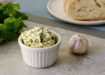 Сливочное масло с чесноком, зеленью и медом 