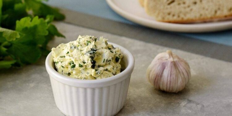 Сливочное масло с чесноком, зеленью и медом 